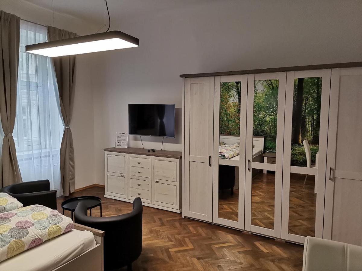 Near Schoenbrunn * Viena