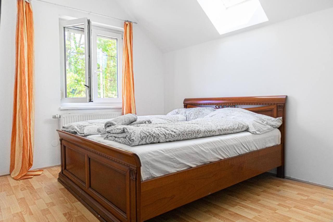 X Mar 2024 Comfortable In A Beautiful House Gd *