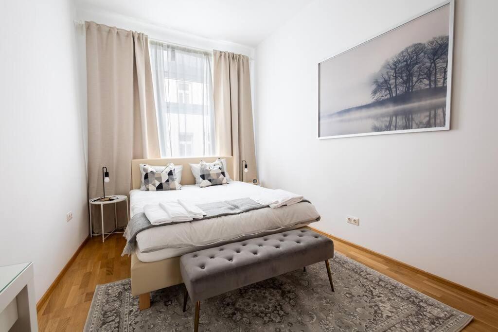 Orestaliving - Danube Canal Apartment