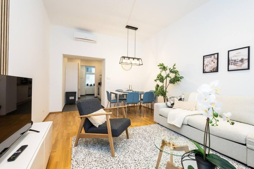 Orestaliving - Danube Canal Apartment