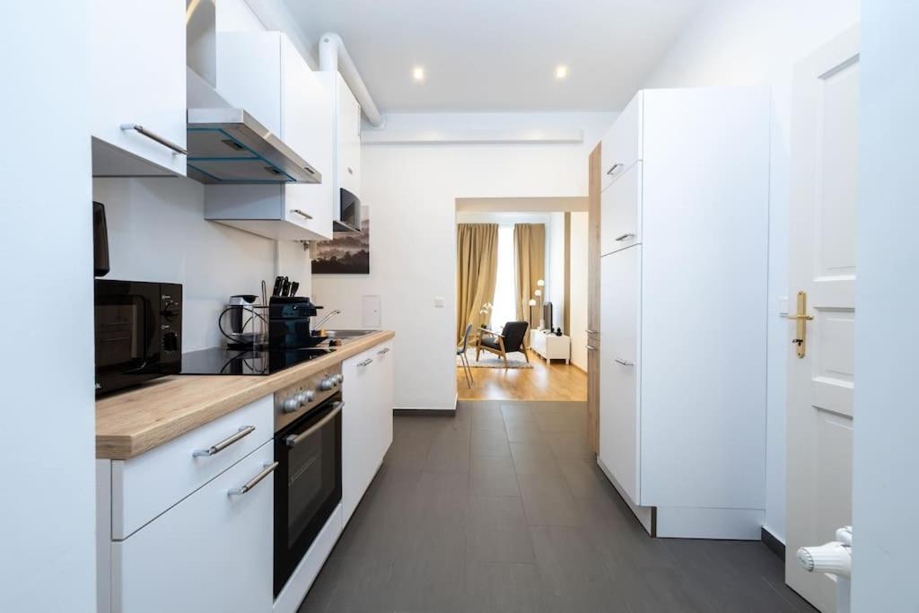 Orestaliving - Danube Canal Apartment Vienna