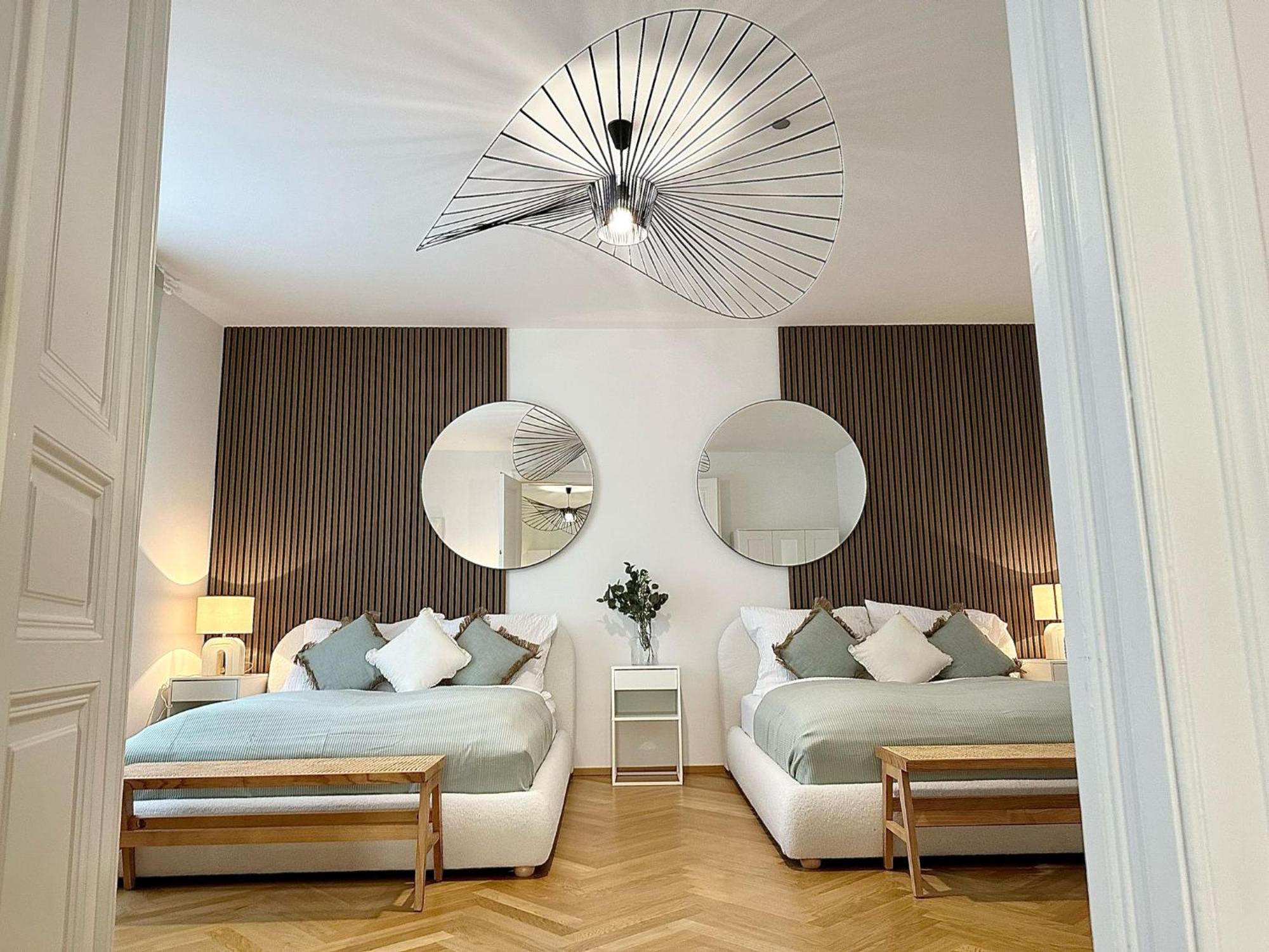 Designer Near Main Station Apartment