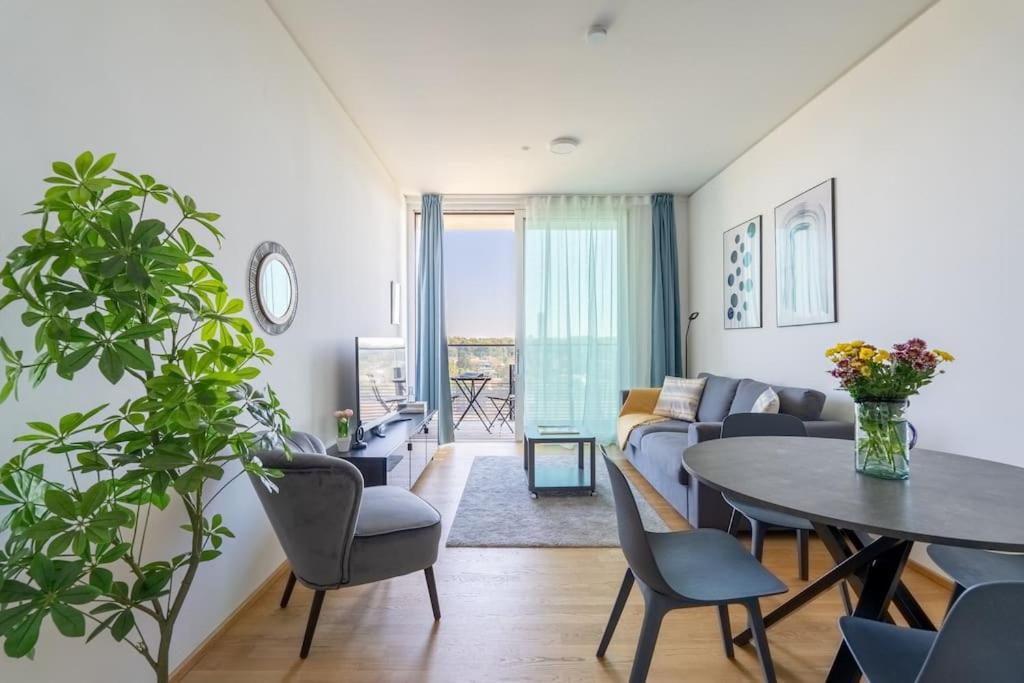 Hm • Modern 1br Vista At Danube Vienna