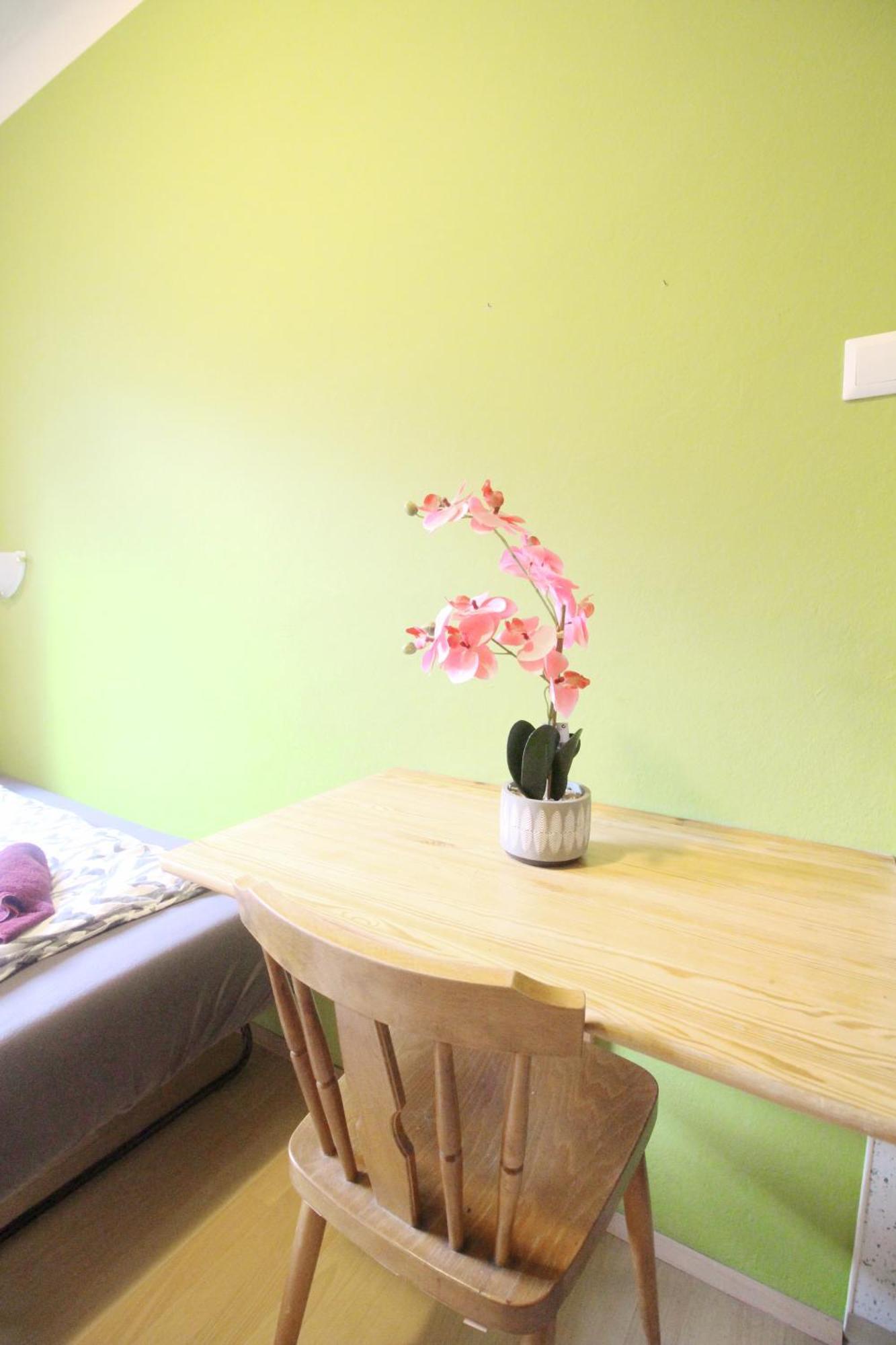 Single In Hutteldorfer Strasse Area *