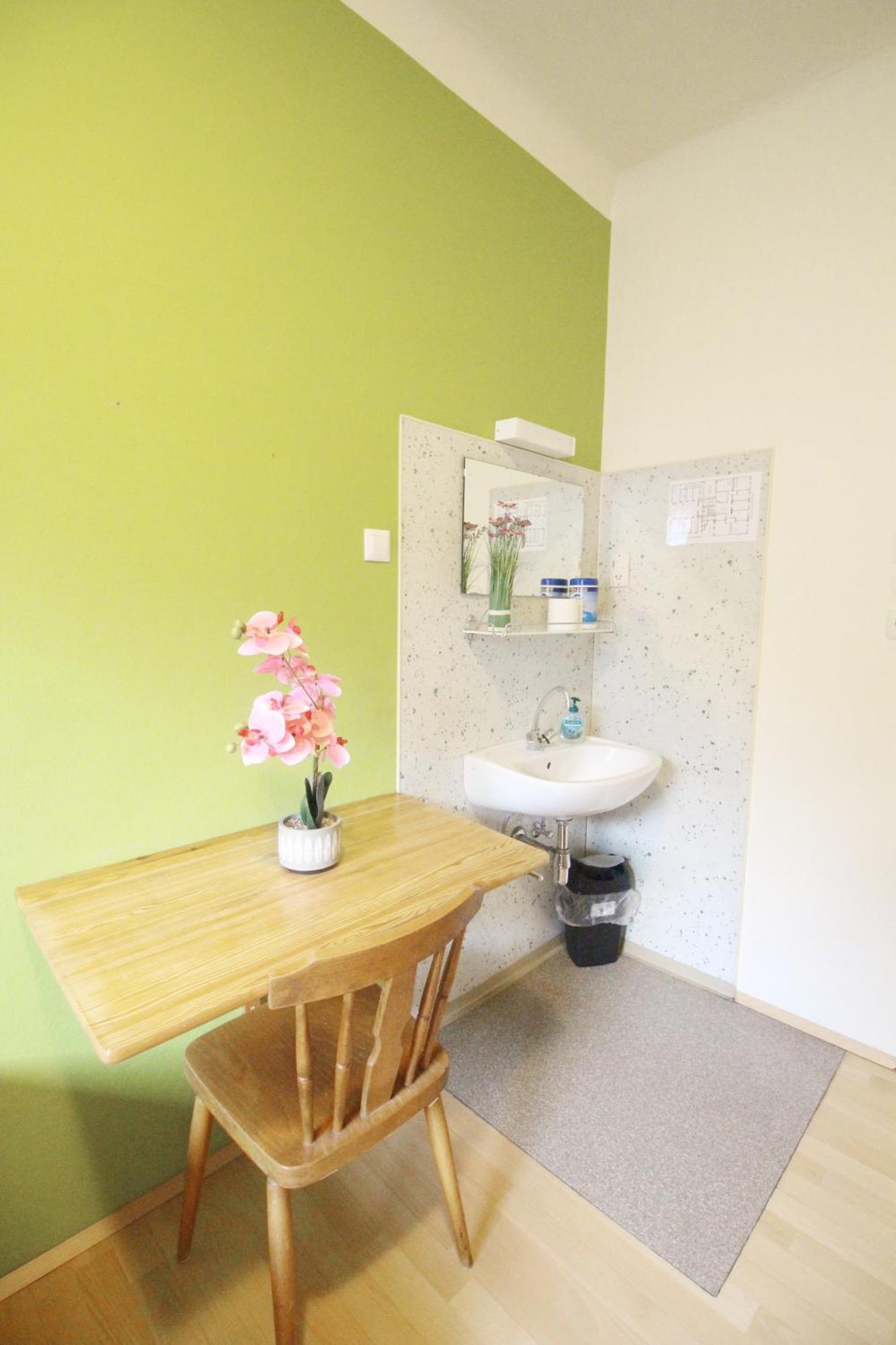 Homestay Single In Hutteldorfer Strasse Area Vienna