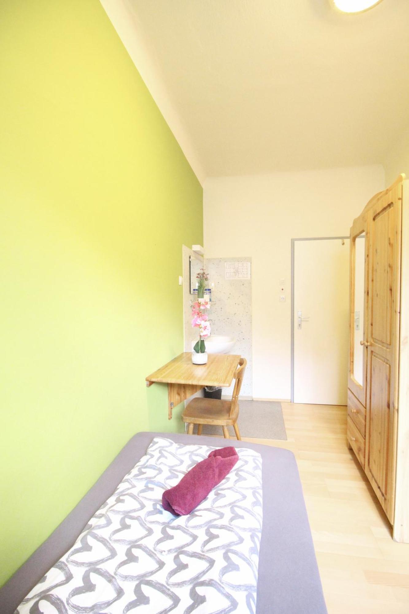 Single In Hutteldorfer Strasse Area *
