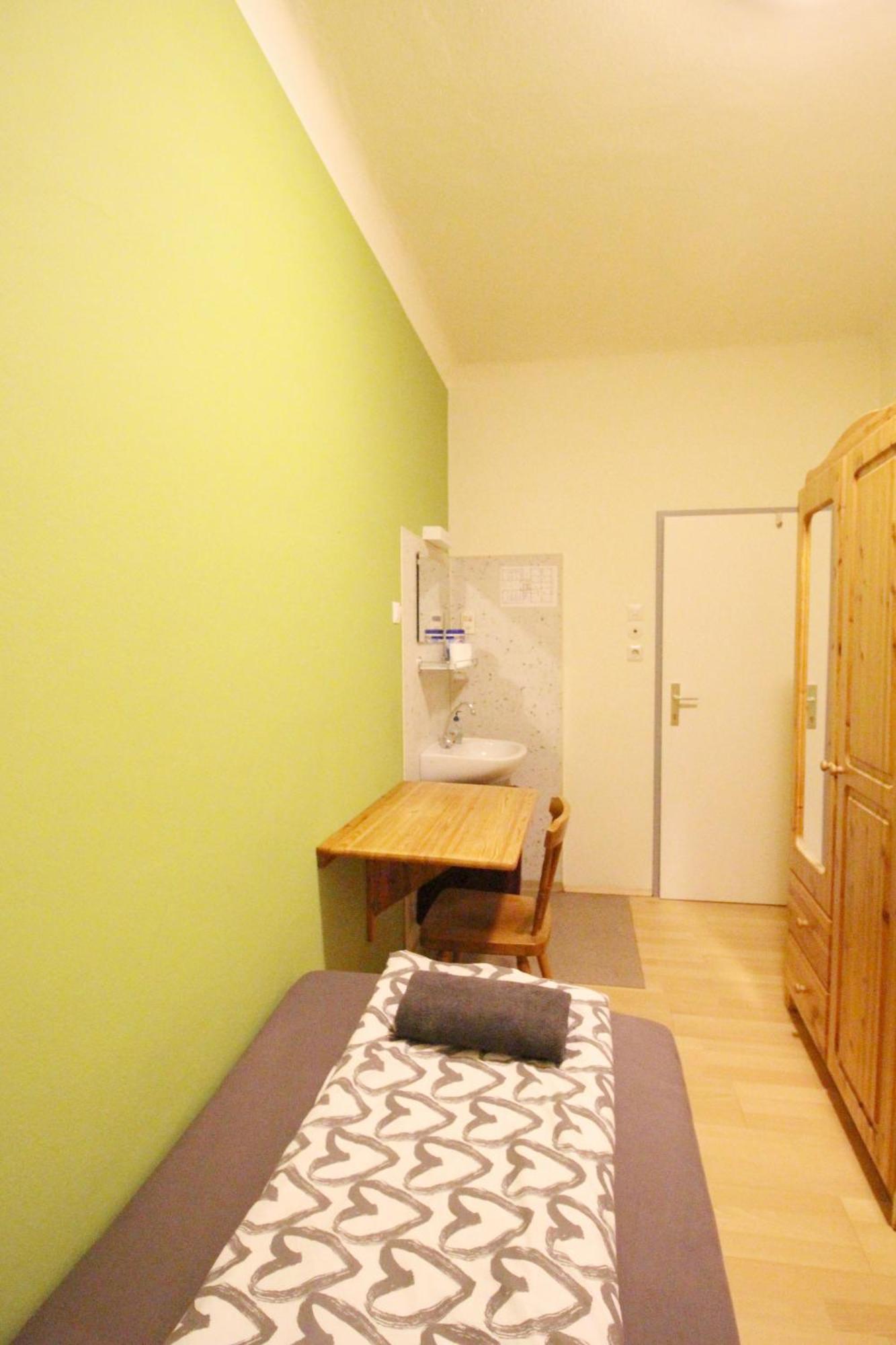 Single In Hutteldorfer Strasse Area Homestay *