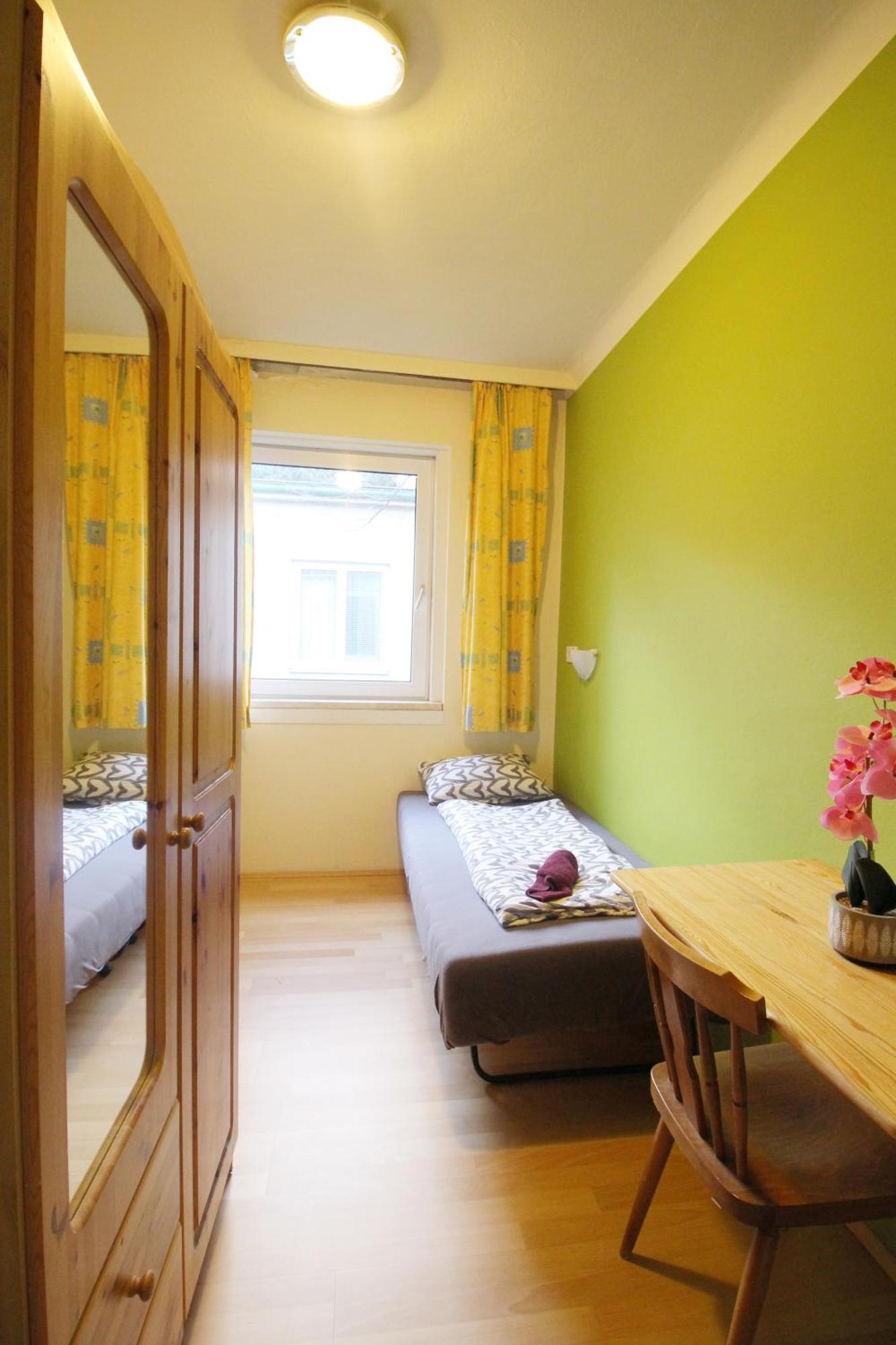 Homestay Single In Hutteldorfer Strasse Area