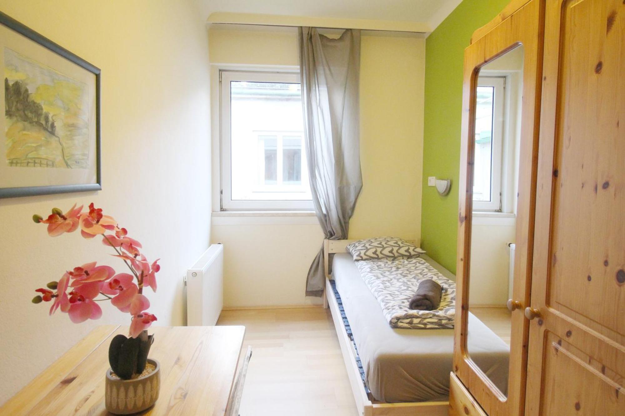 Single In Hutteldorfer Strasse Area *