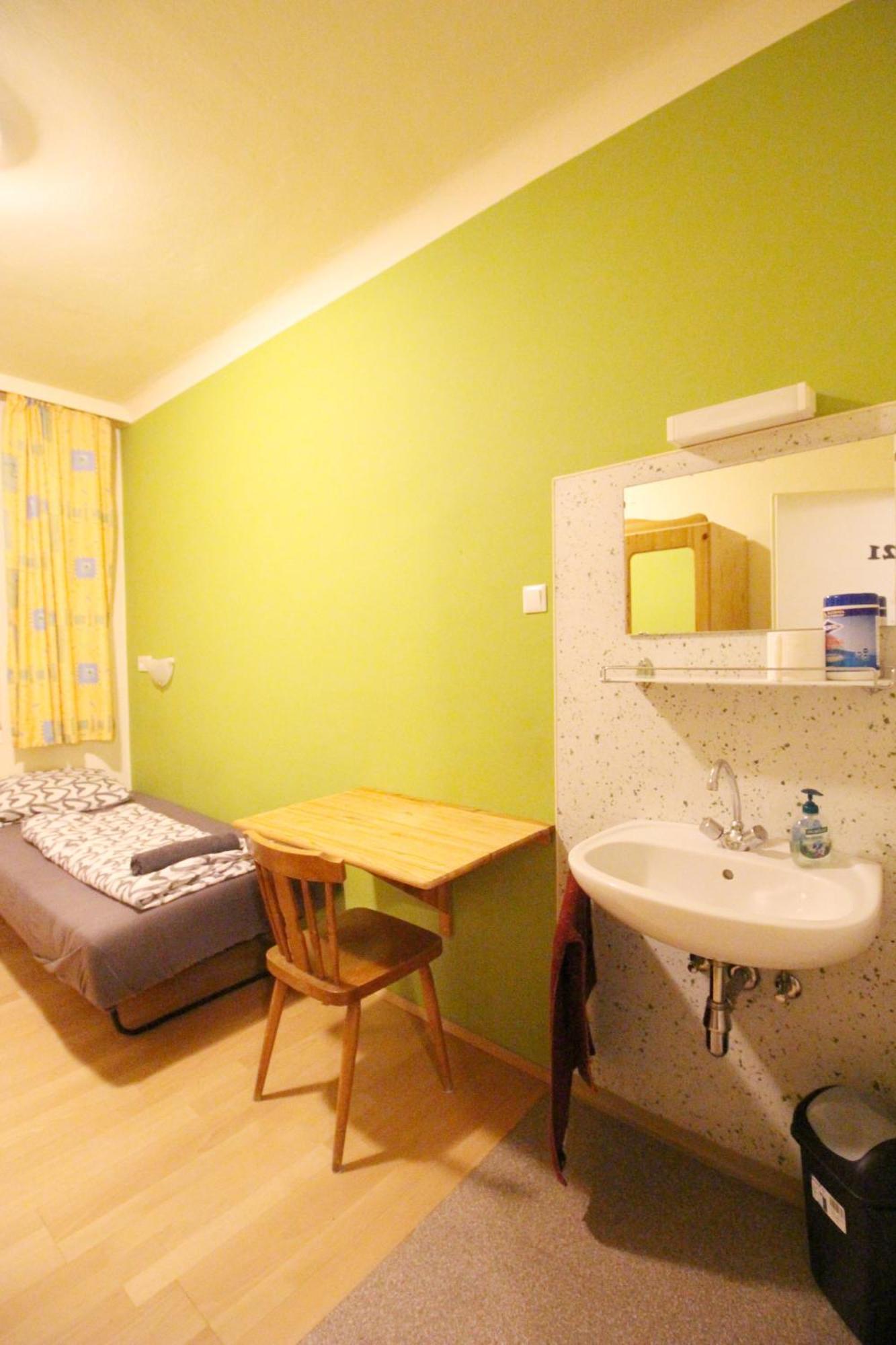 Homestay Single In Hutteldorfer Strasse Area Vienna