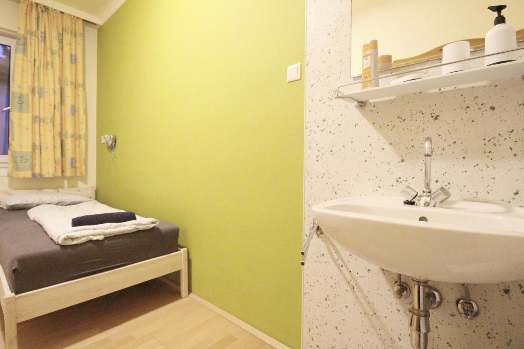 Single In Hutteldorfer Strasse Area * Vienna