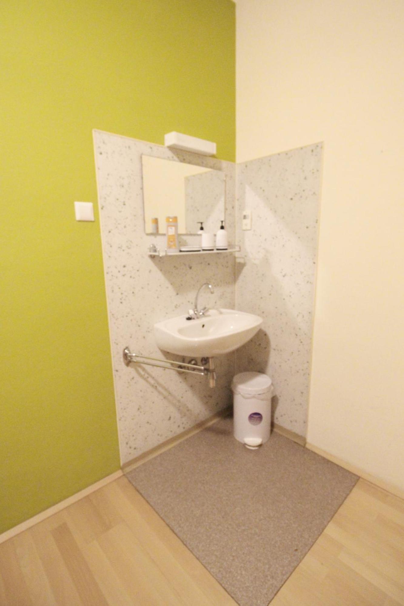 Homestay Single In Hutteldorfer Strasse Area Vienna