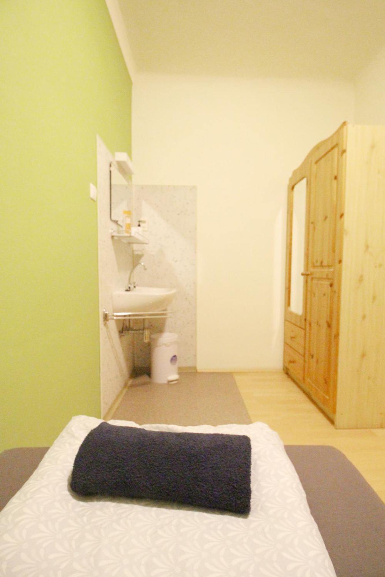 Single In Hutteldorfer Strasse Area *
