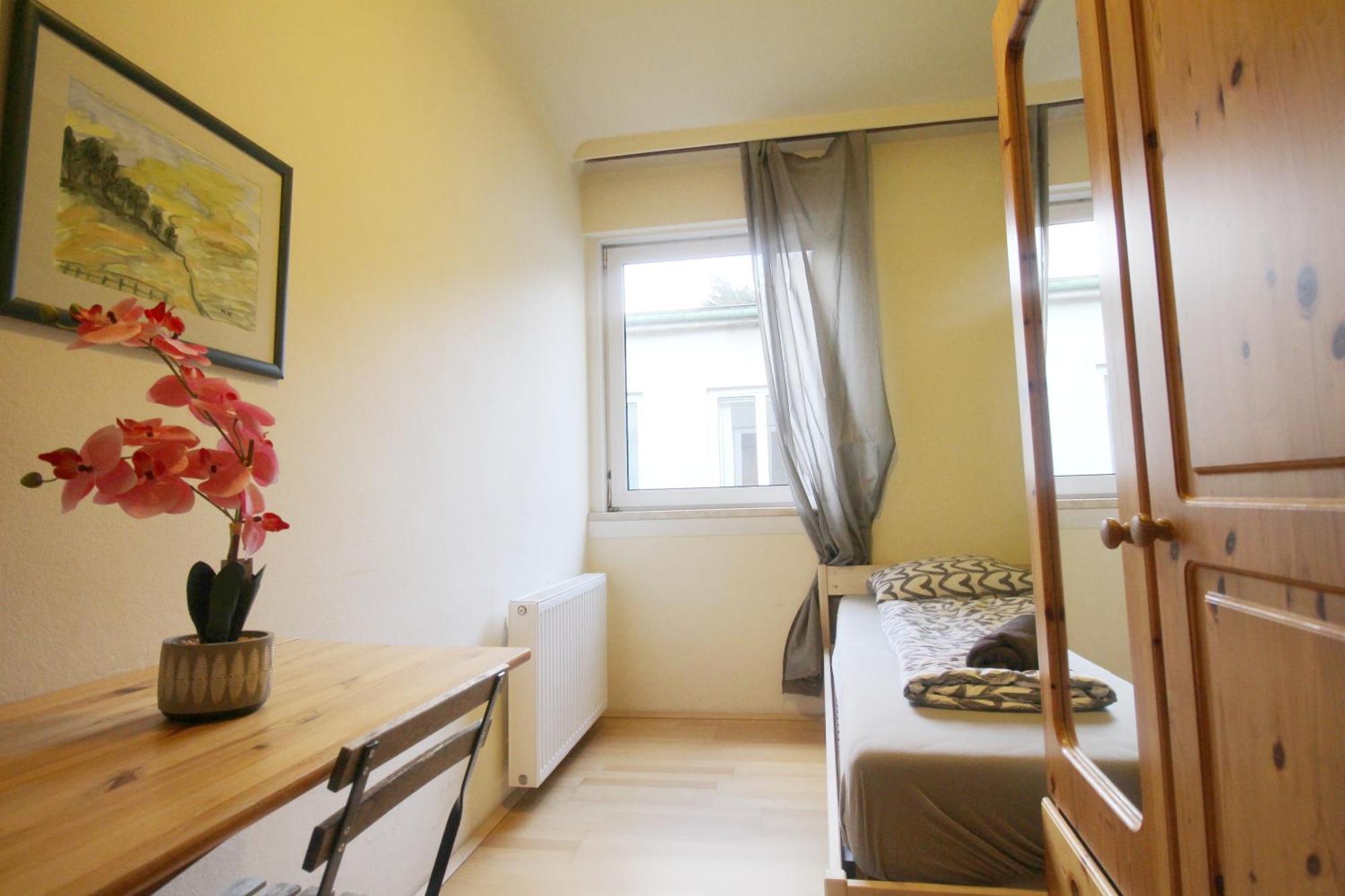 Single In Hutteldorfer Strasse Area *