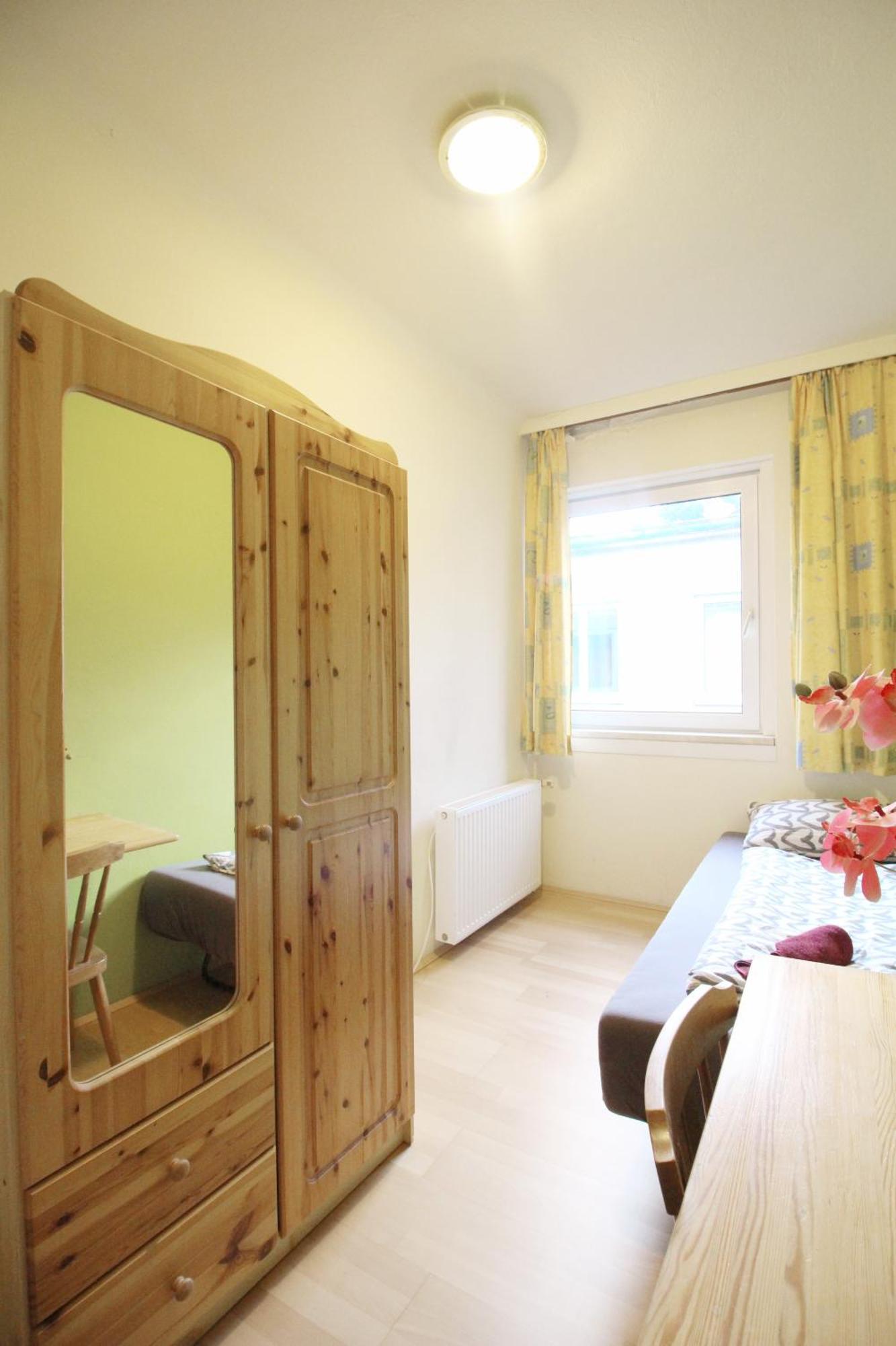 Single In Hutteldorfer Strasse Area *