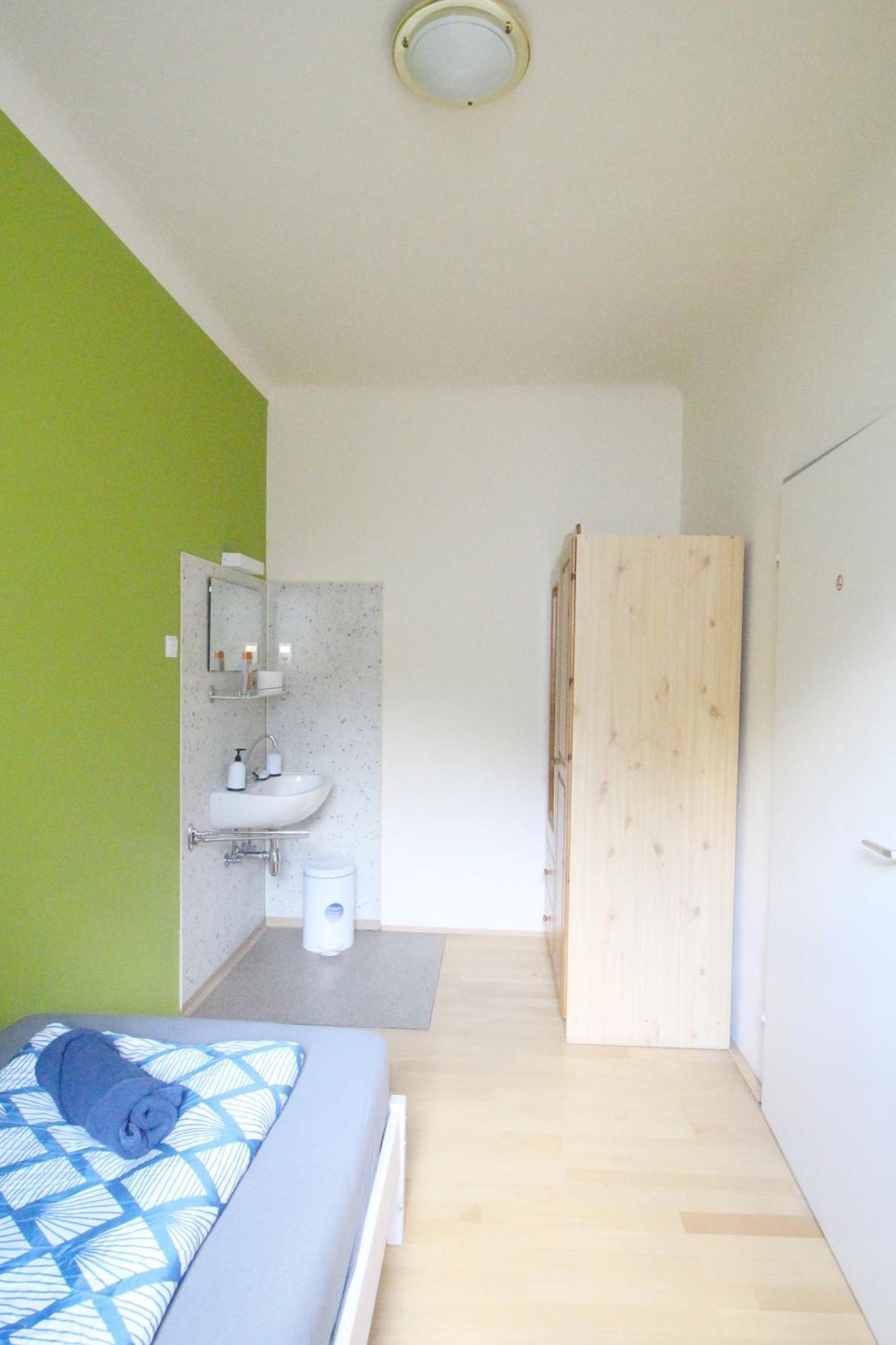 Homestay Single In Hutteldorfer Strasse Area Vienna