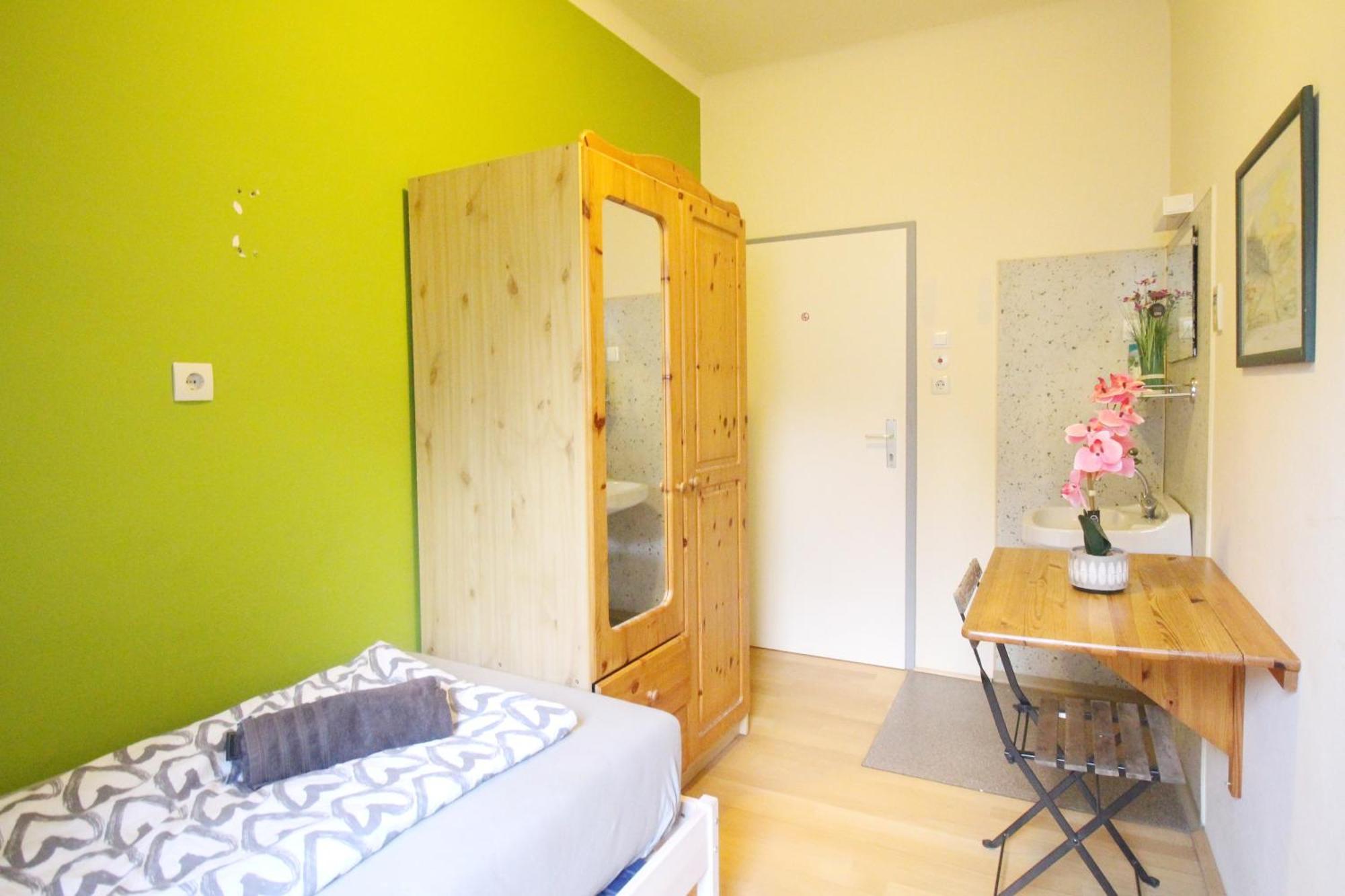 Homestay Single In Hutteldorfer Strasse Area
