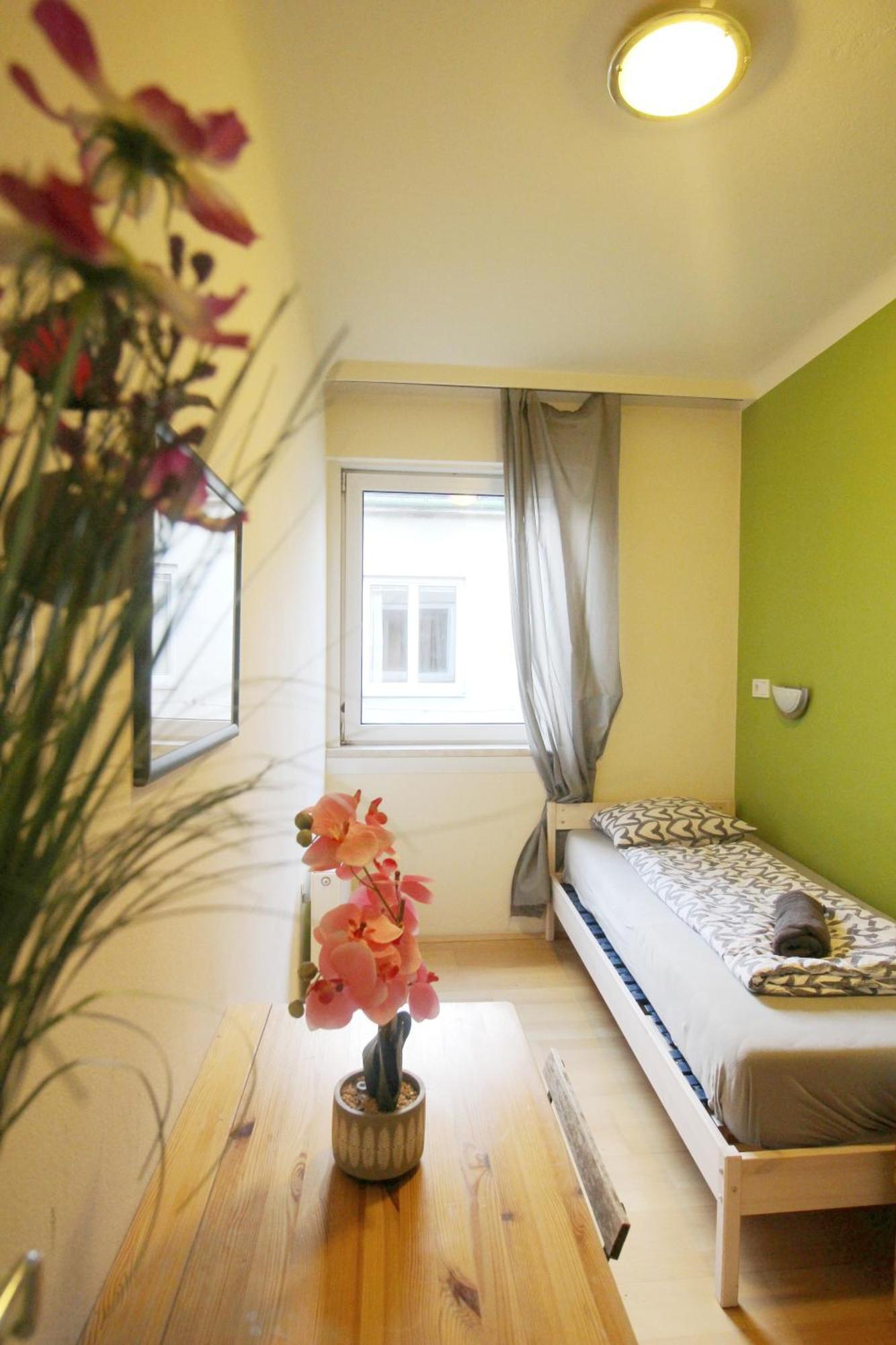 Single In Hutteldorfer Strasse Area Homestay *