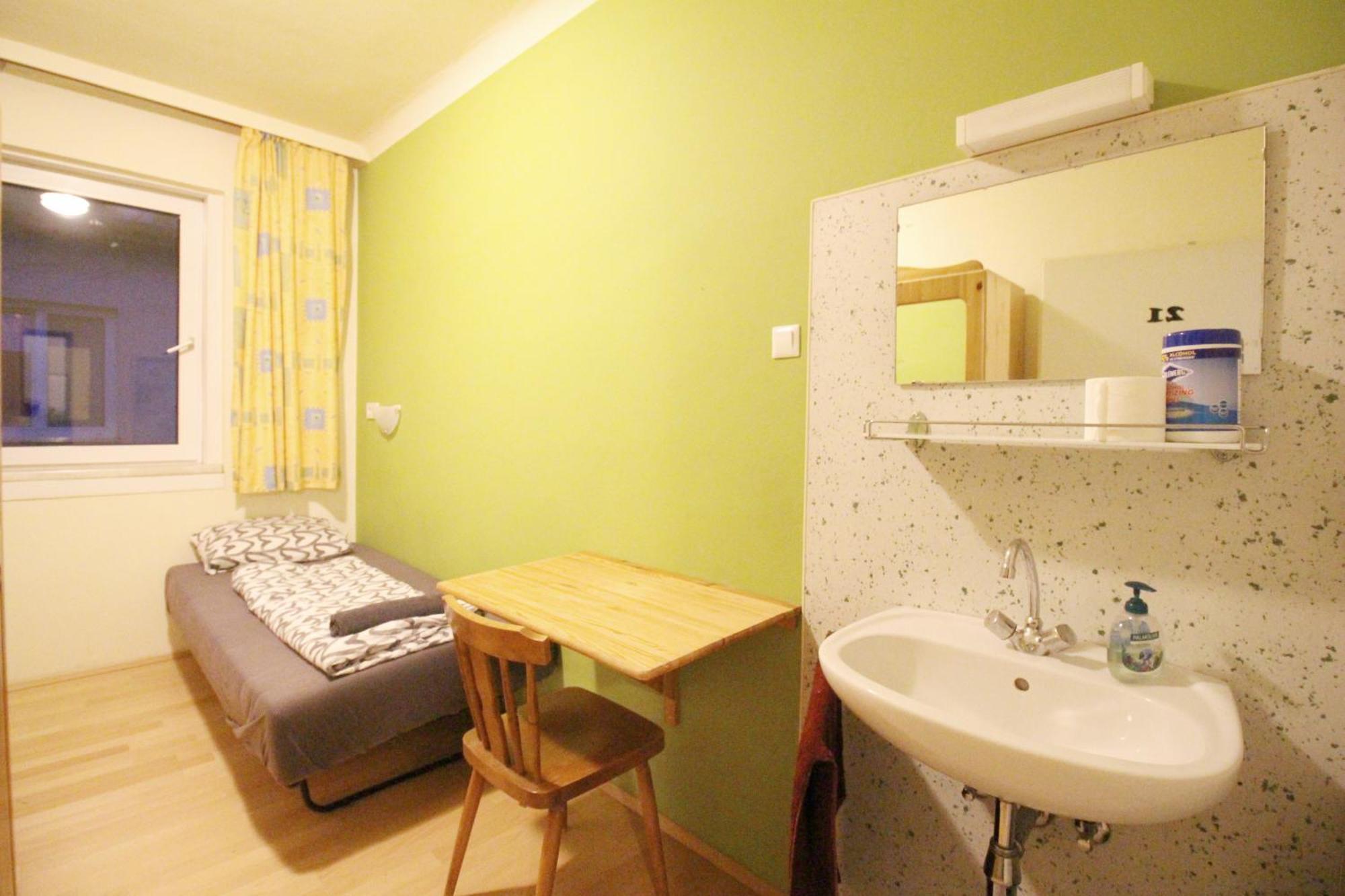 Homestay Single In Hutteldorfer Strasse Area Vienna
