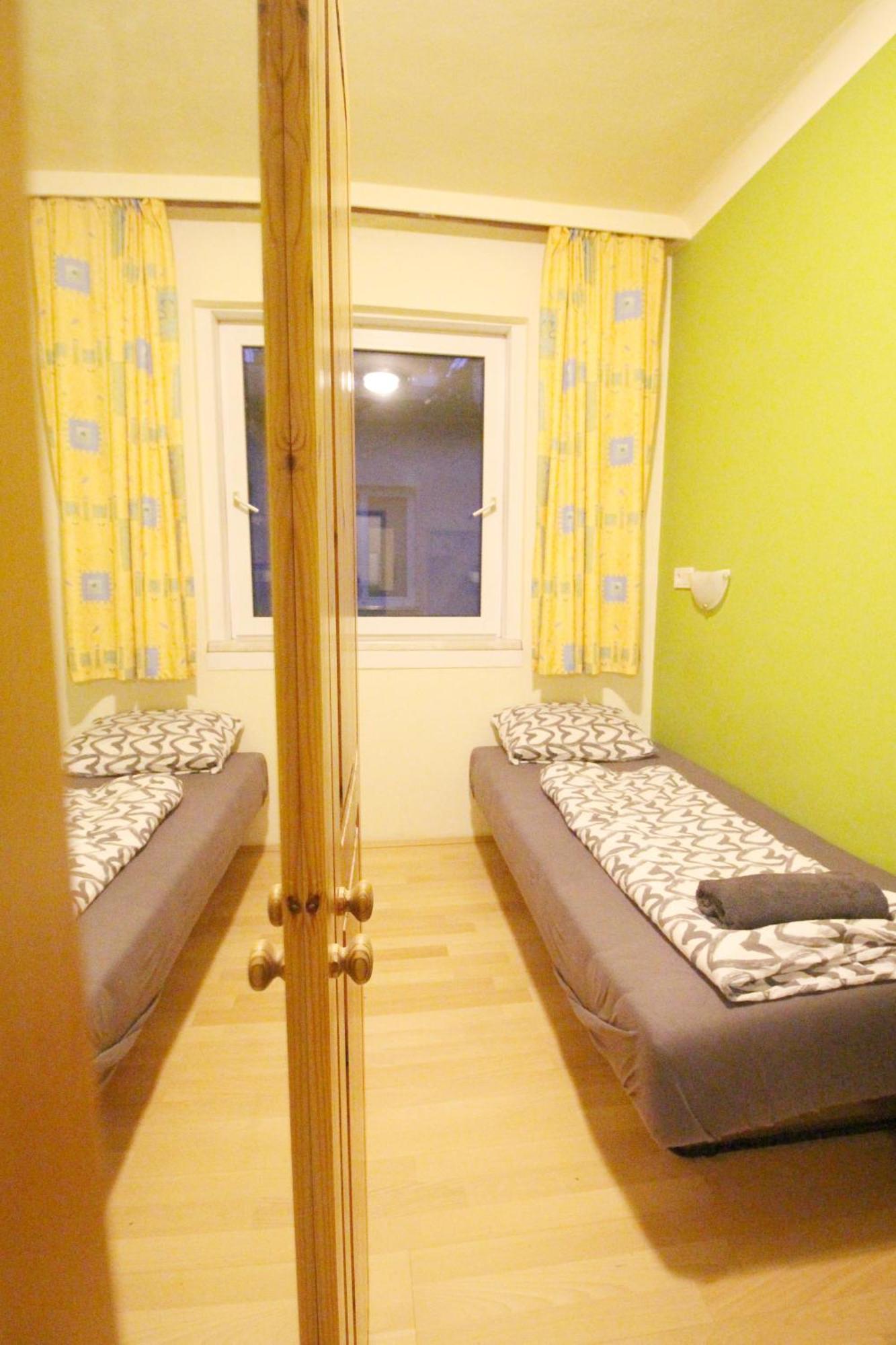 Single In Hutteldorfer Strasse Area Homestay