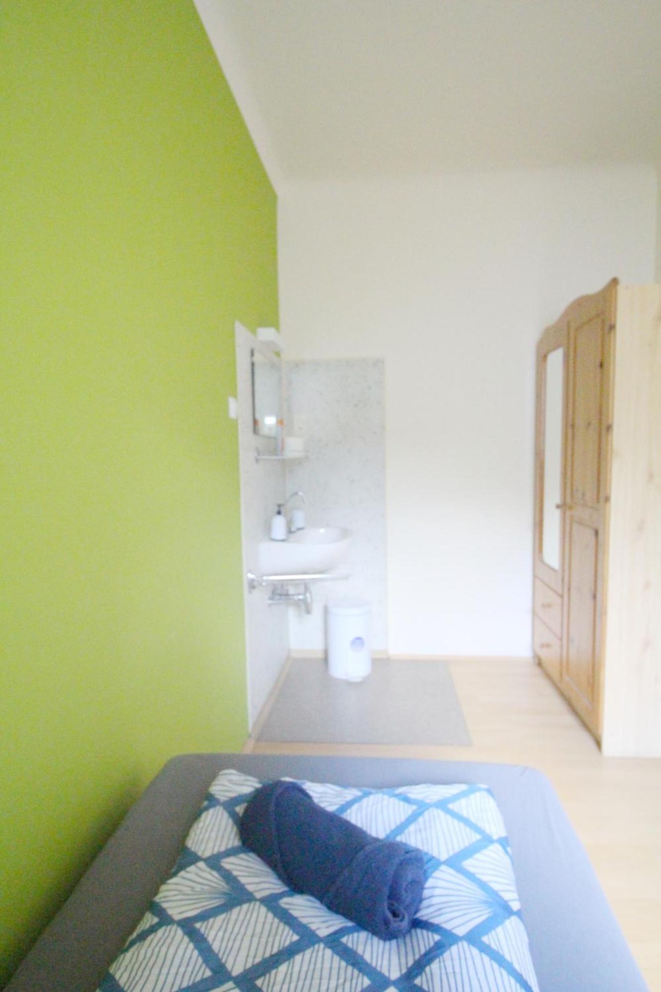 Single In Hutteldorfer Strasse Area Homestay