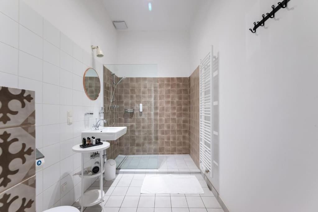 Apartment Sleek 1br Flat Near Center By Hm *