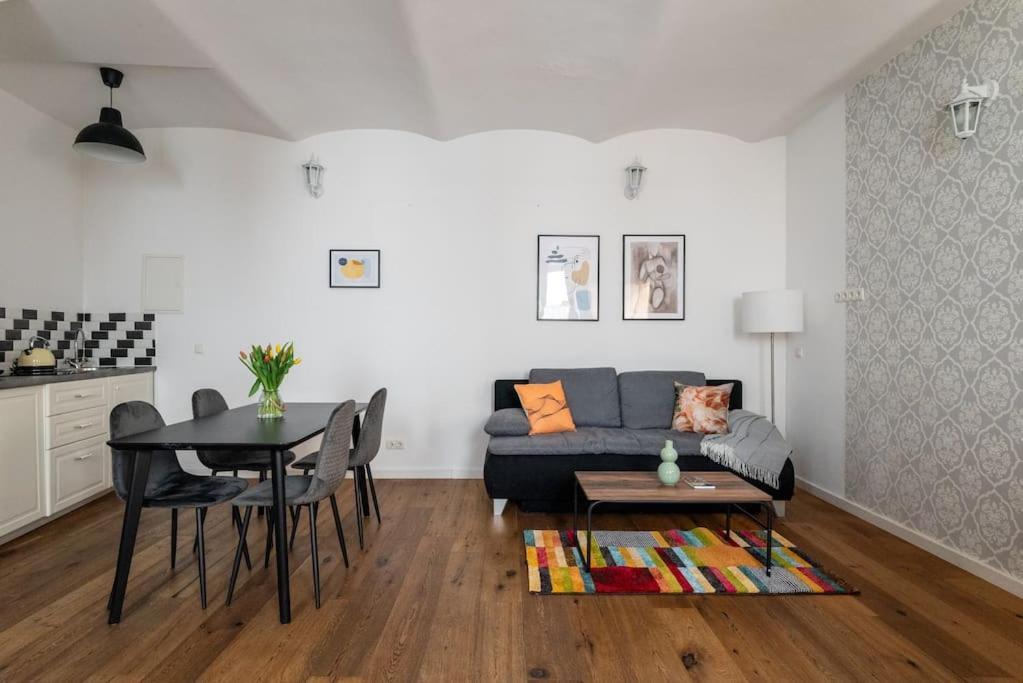 Neat 1br Duplex By Metro And Center By Hm *
