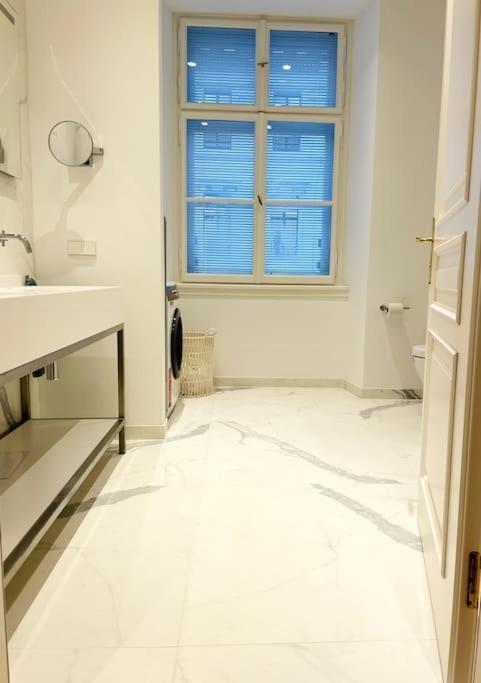Imperial Living In Apartment *