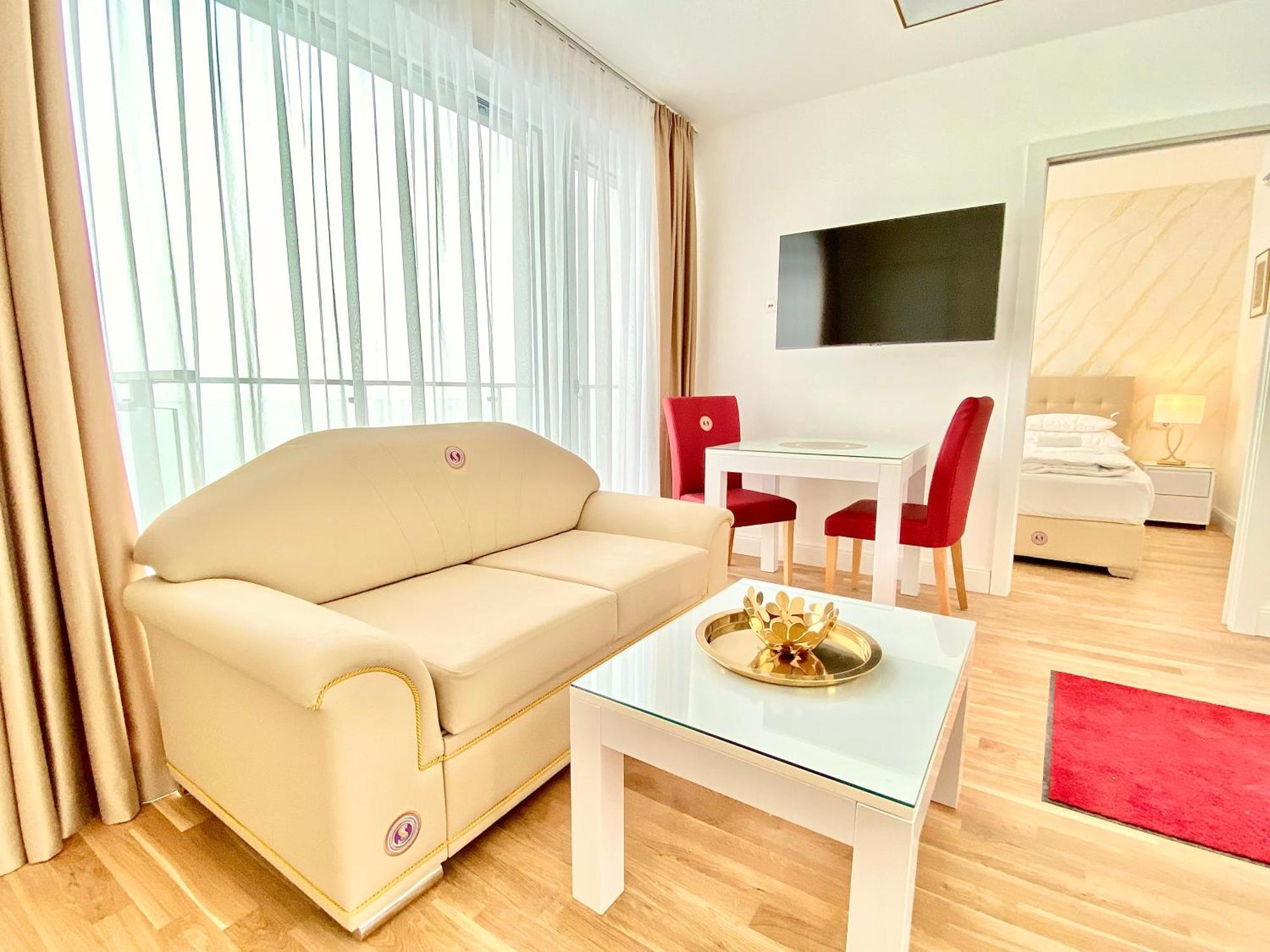 Steiner Residences Rembrandt Apartment