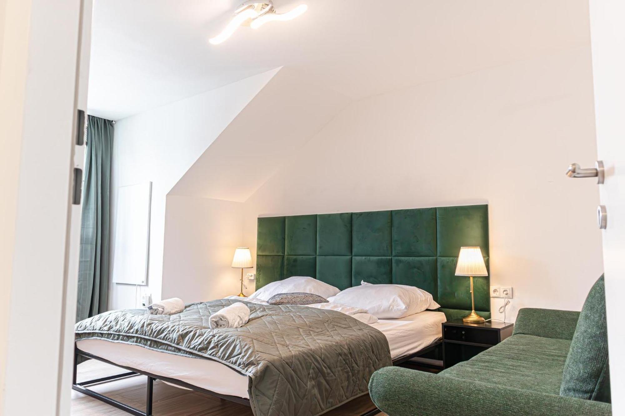 Convenient 2br Apt. Near U6 Station Am Schoepfwerk