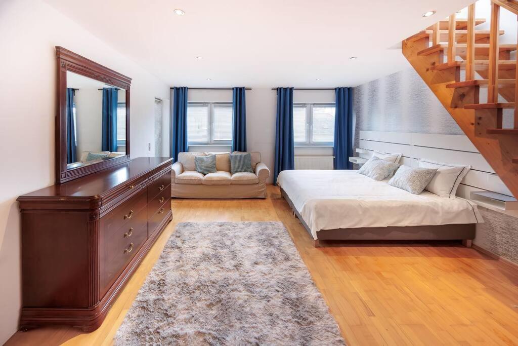 Scenic Rooftop Flat With Terrace