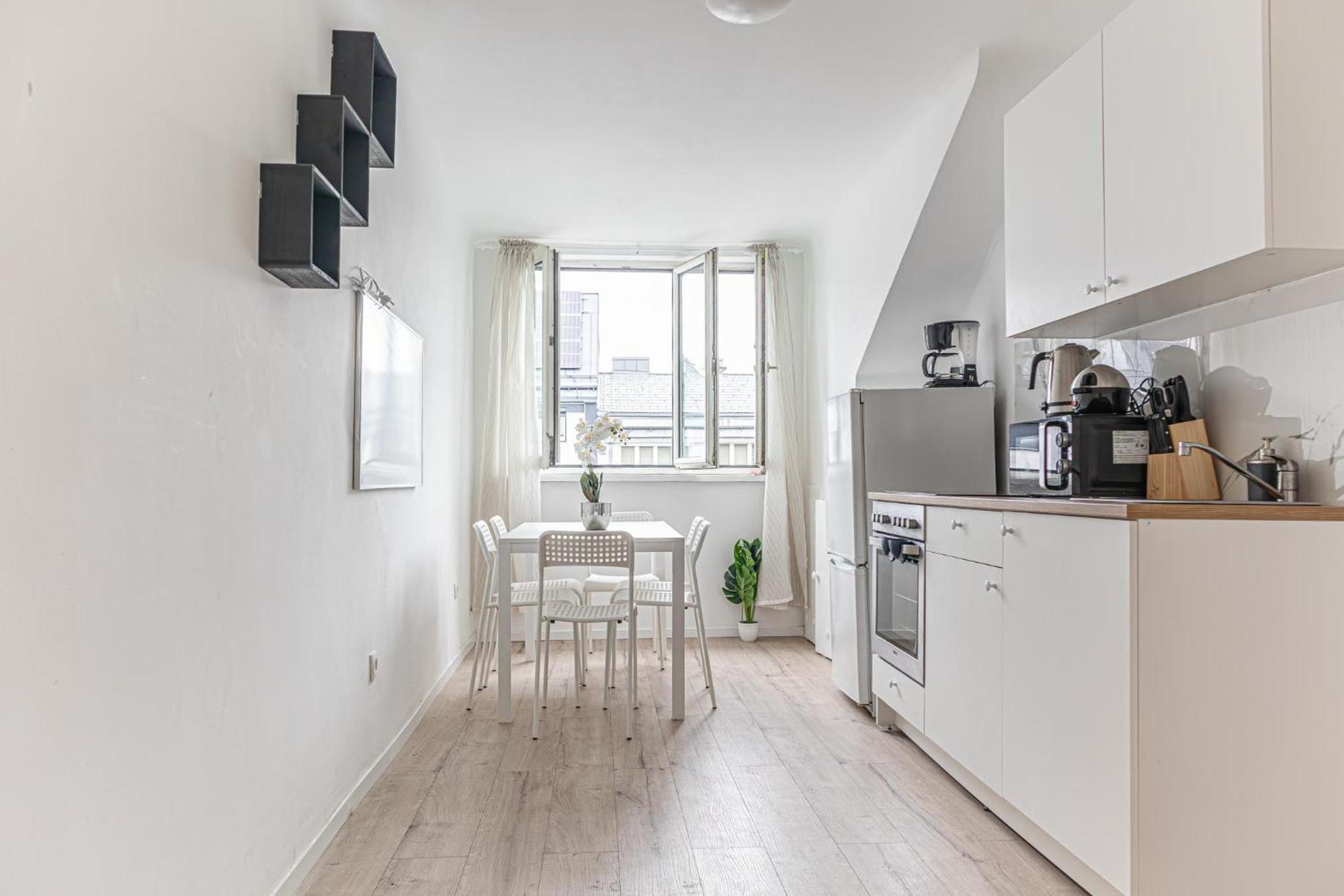 Convenient 2br Apt. Near U6 Station Am Schoepfwerk Viena