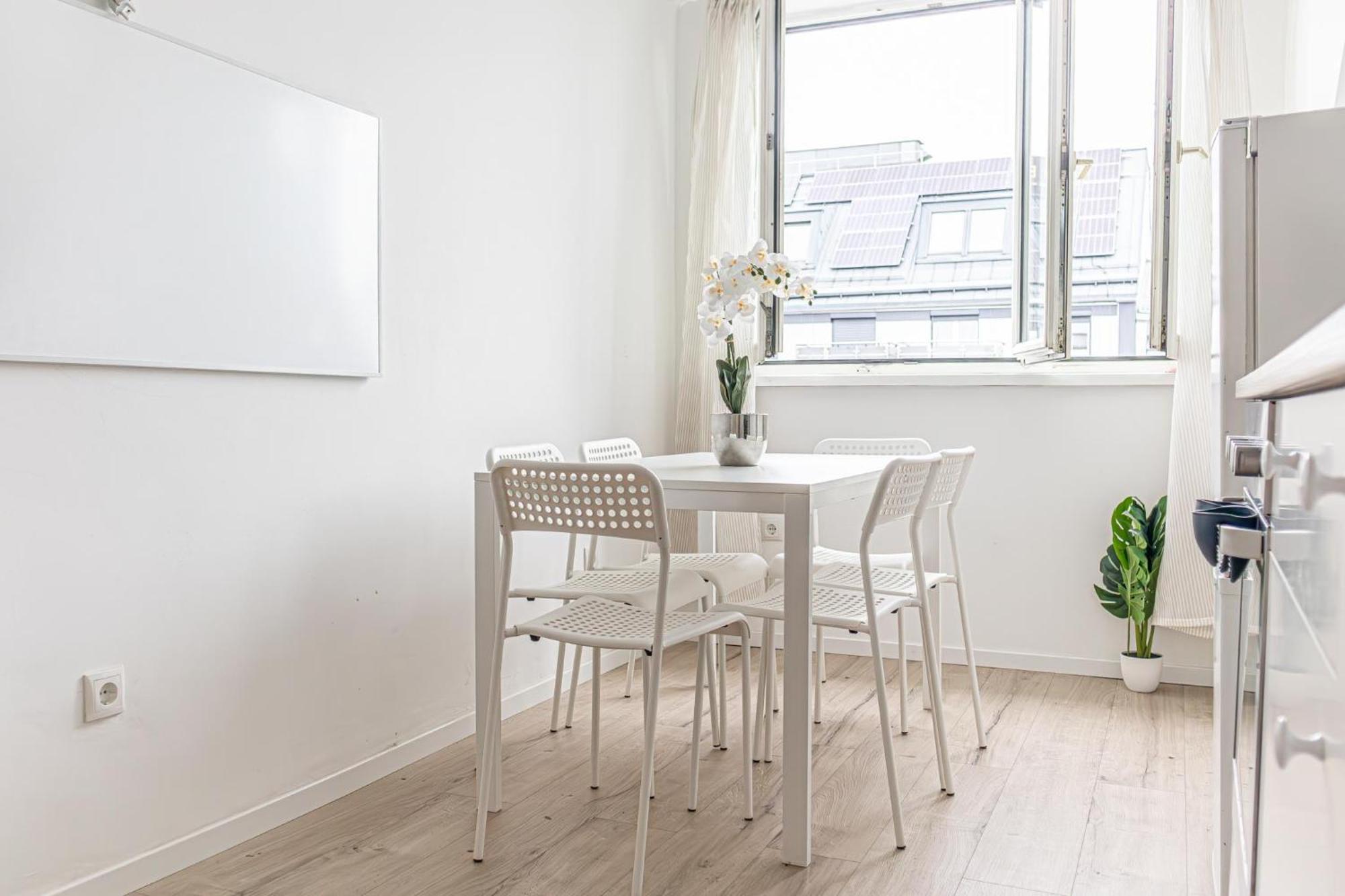 Convenient 2br Apt. Near U6 Station Am Schoepfwerk