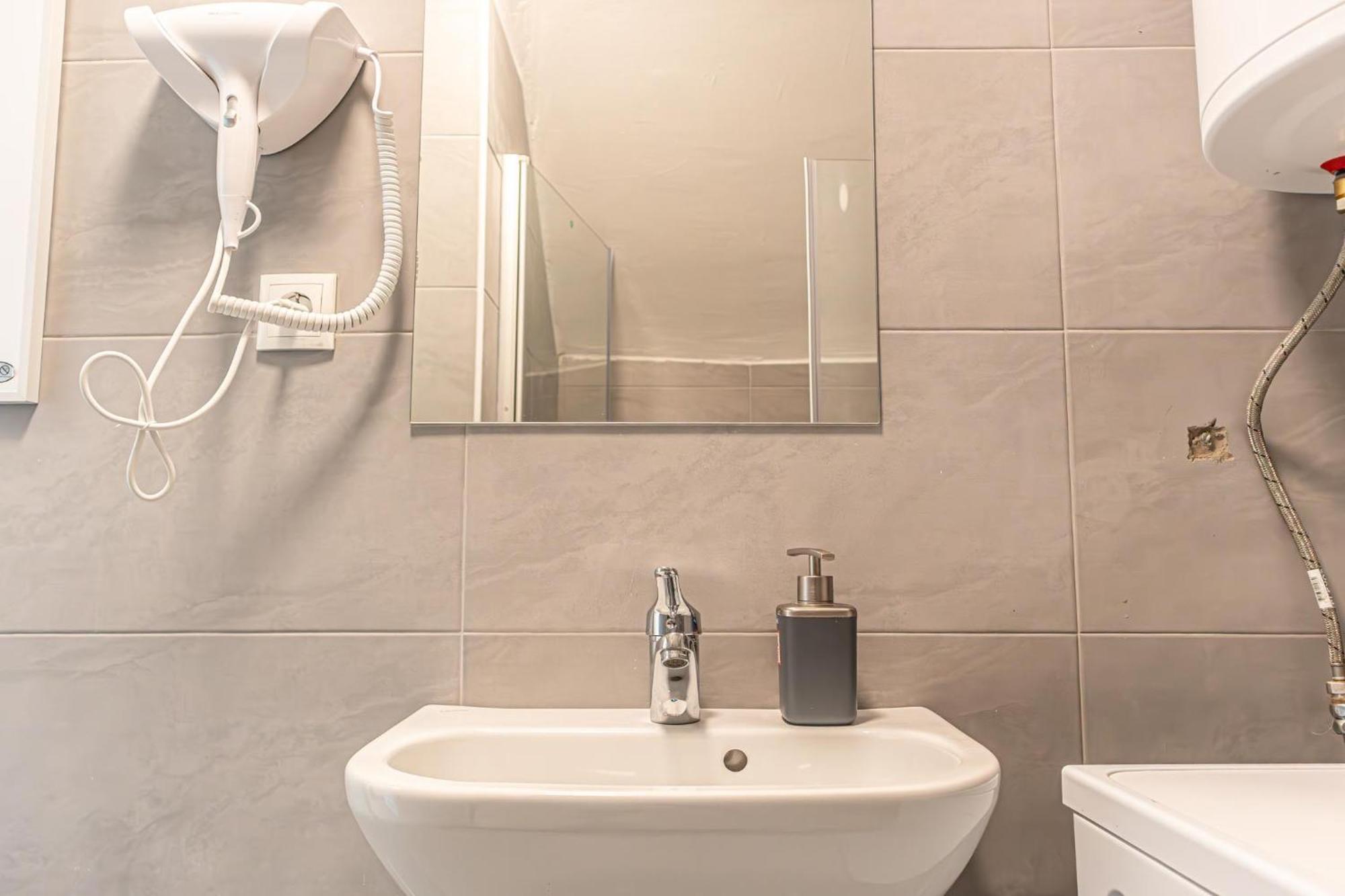 Convenient 2br Apt. Near U6 Station Am Schoepfwerk * Viena