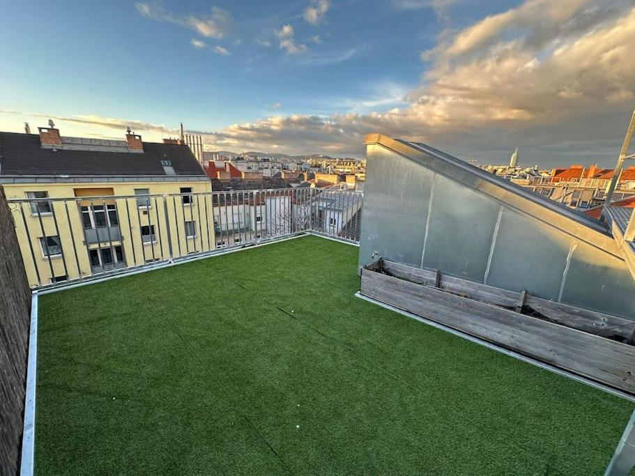 Scenic Rooftop Flat With Terrace Appartamento