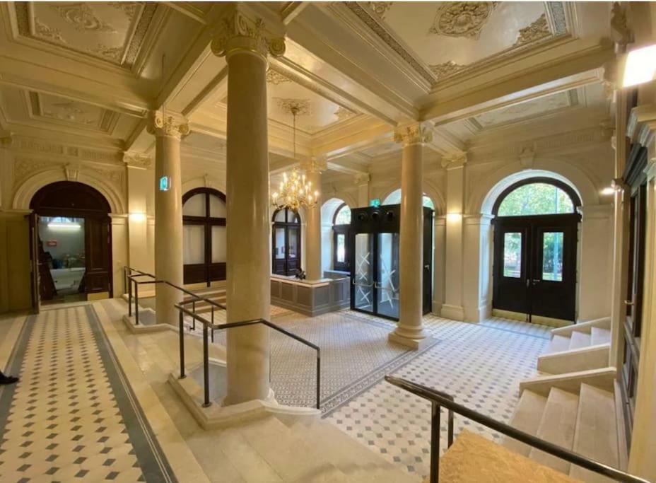 Imperial Living In Apartment *