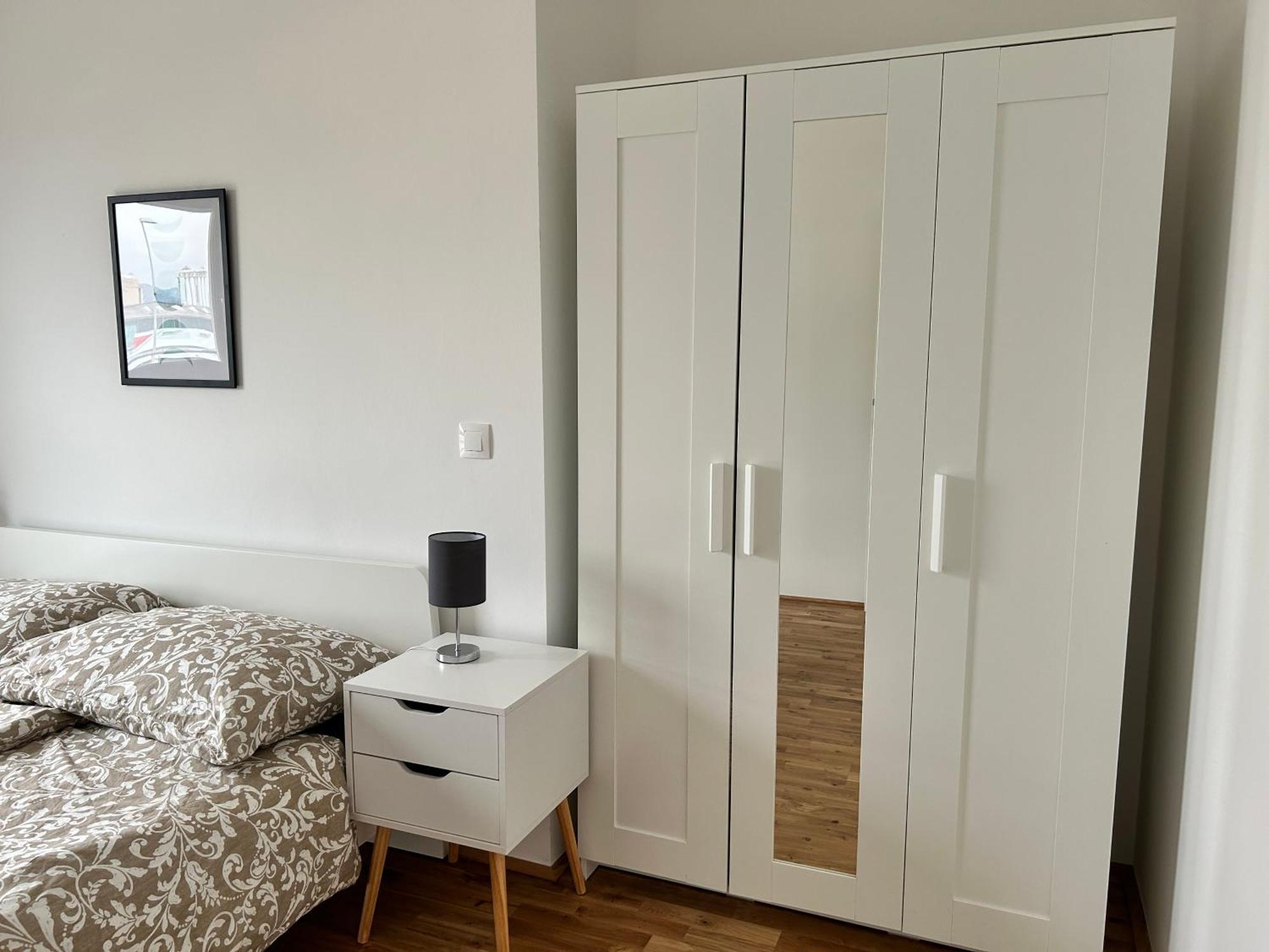 Modern With Balcony & Free Parking - Nearby Metro Apartment *