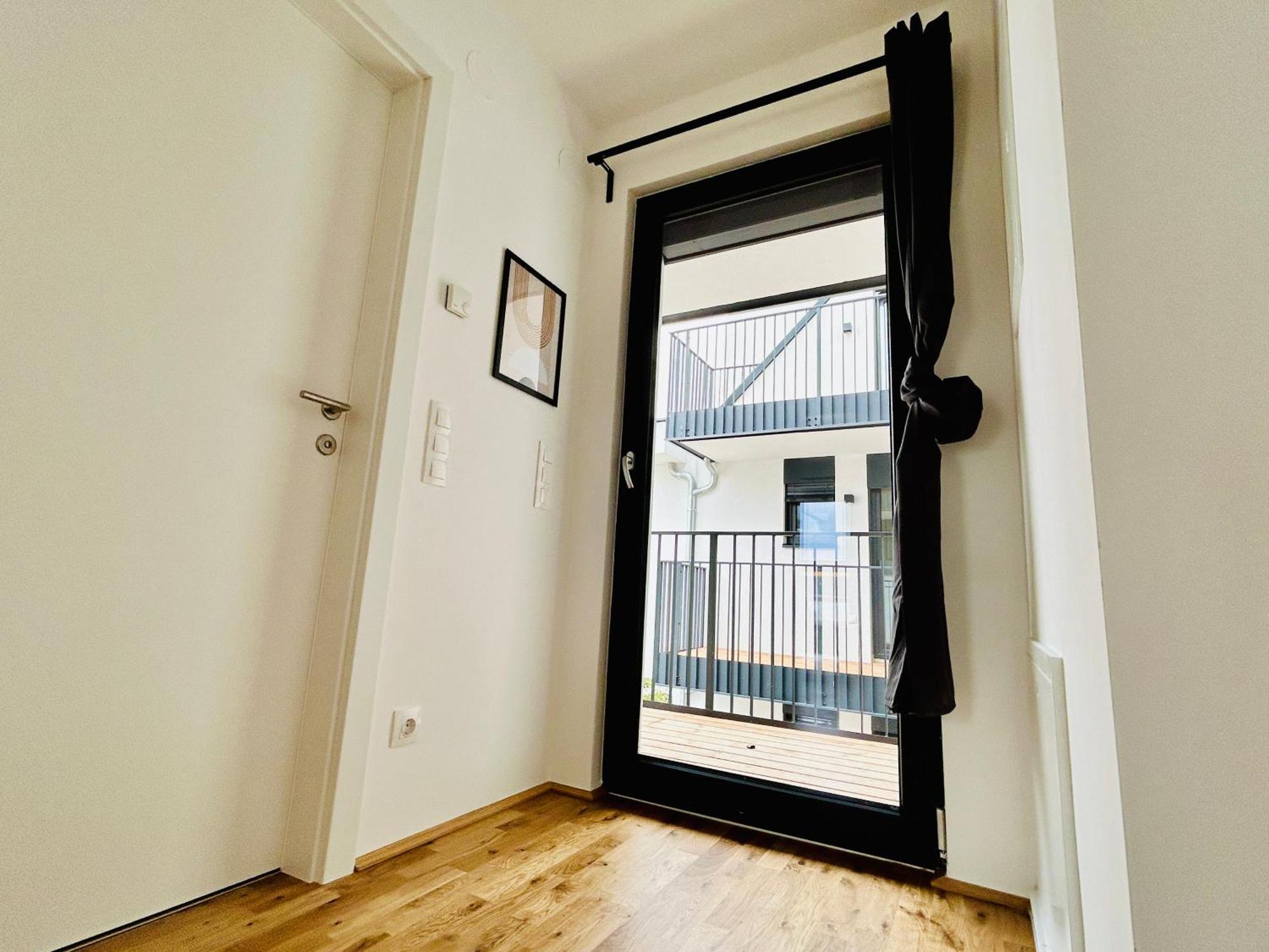Apartment Modern With Balcony & Free Parking - Nearby Metro
