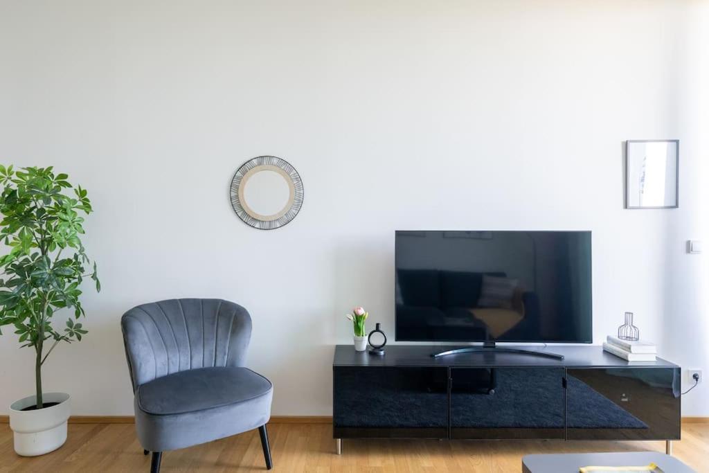 Hm • Modern 1br Vista At Danube
