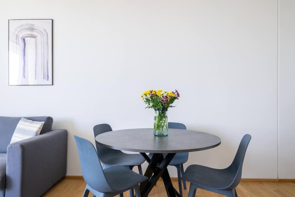 Hm • Modern 1br Vista At Danube Apartment