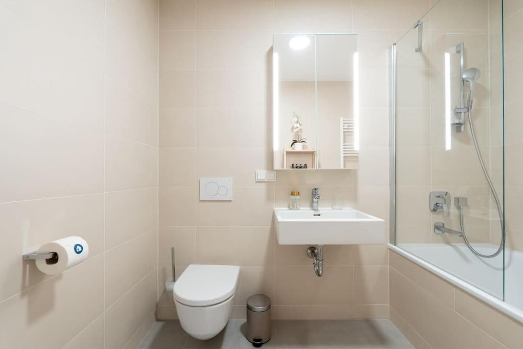 Hm • Modern 1br Vista At Danube Apartment Vienna
