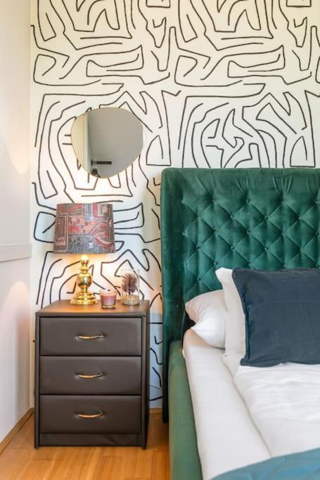 2 Seperate Full / 5 Bedroom / Rooftop / * Vienna