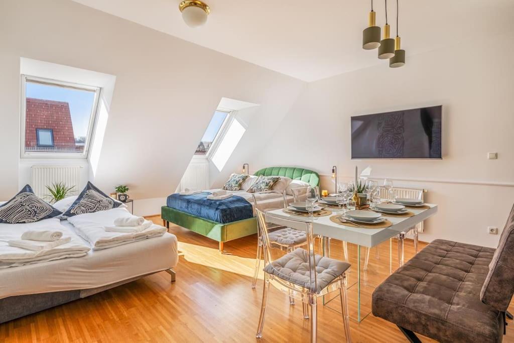 2 Seperate Full / 5 Bedroom / Rooftop / Vienna