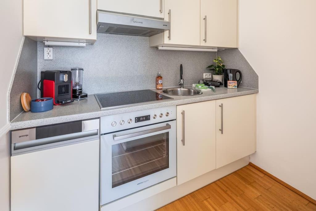 2 Seperate Full / 5 Bedroom / Rooftop / Apartment *