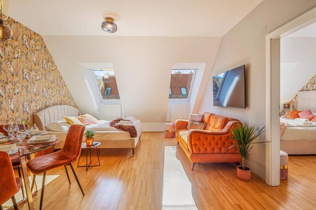 2 Seperate Full / 5 Bedroom / Rooftop / Apartment