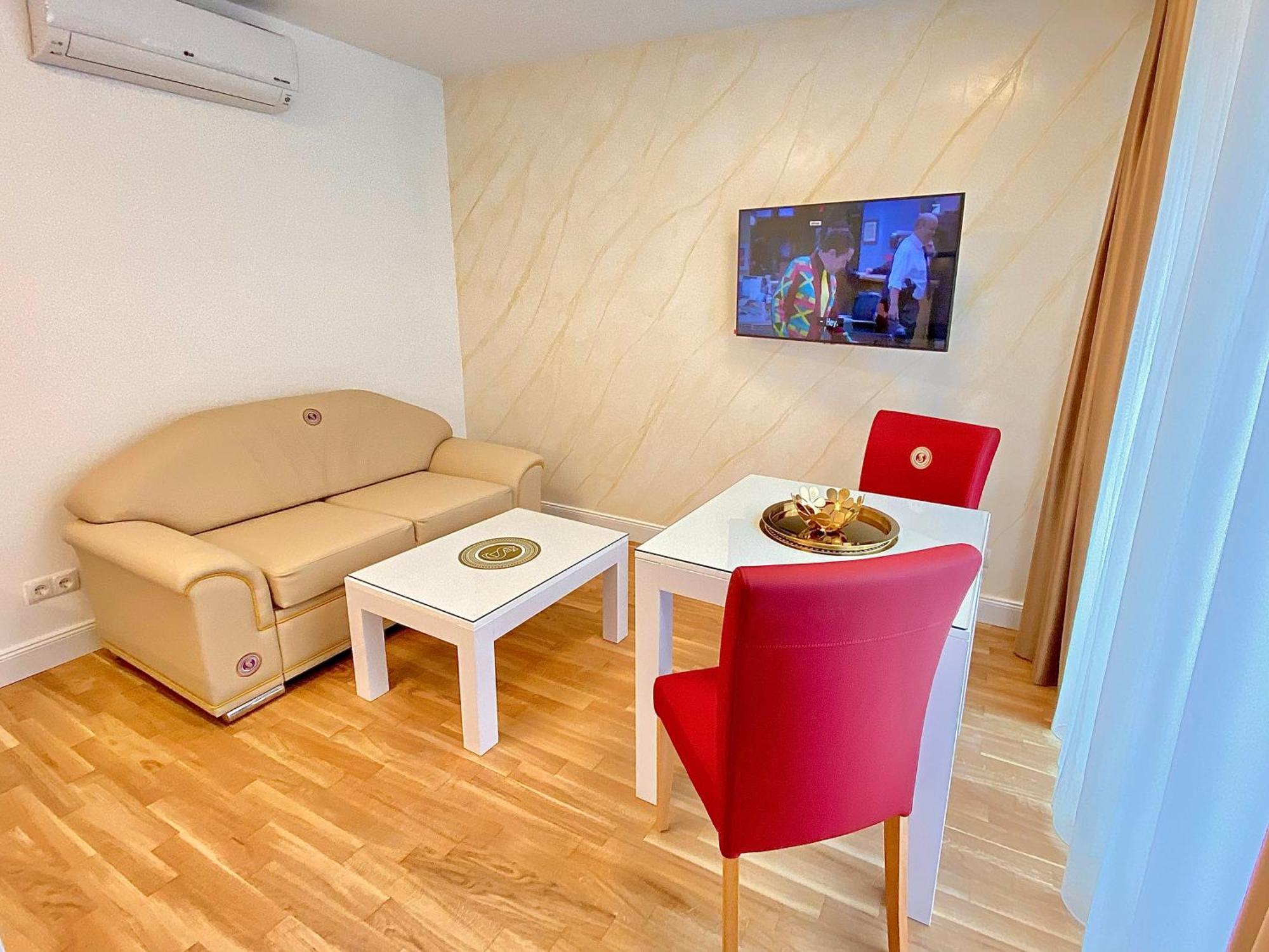 Steiner Residences Rembrandt Apartment *