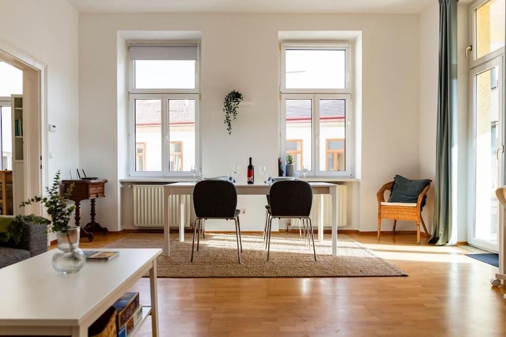 Apartment Savoir-vivre In Unserer Zentralen Balkonwohnung Vienna