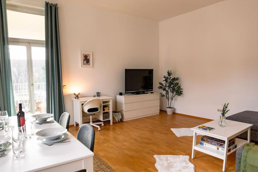 Savoir-vivre In Unserer Zentralen Balkonwohnung Apartment