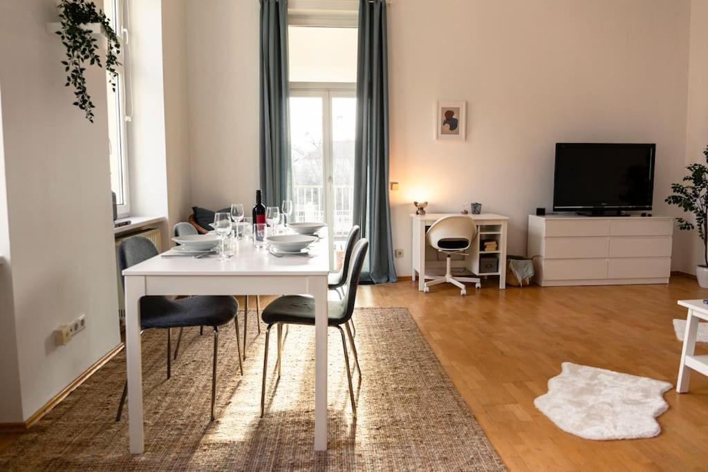 Apartment Savoir-vivre In Unserer Zentralen Balkonwohnung