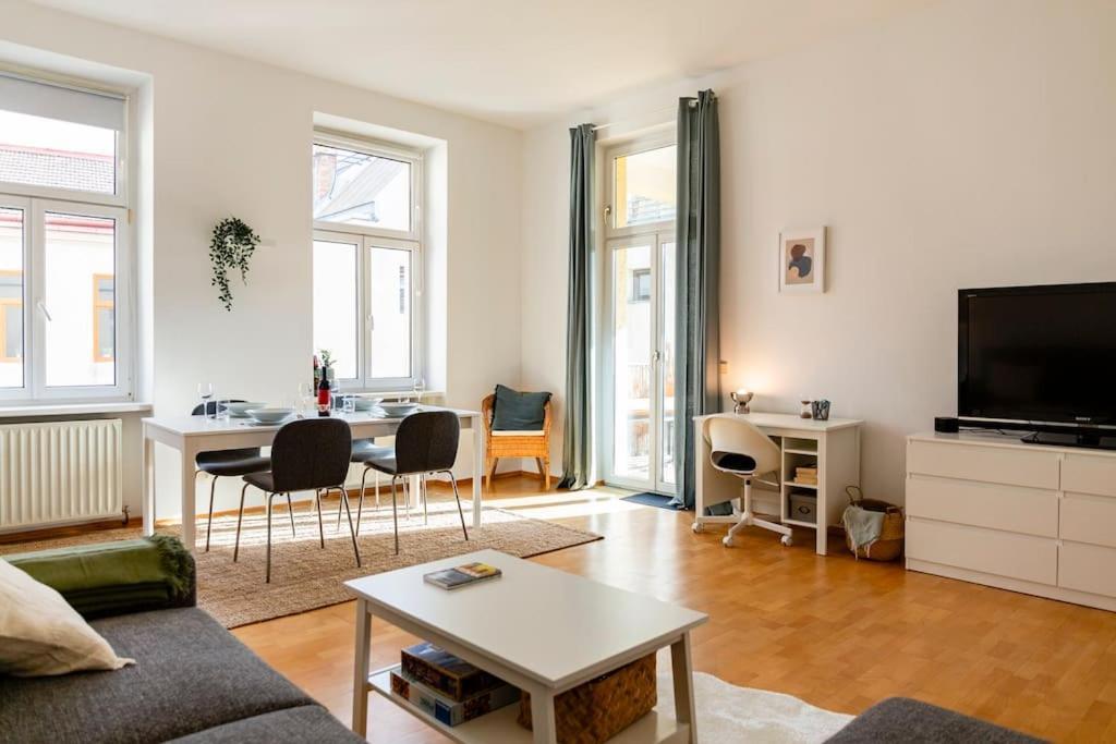 Savoir-vivre In Unserer Zentralen Balkonwohnung